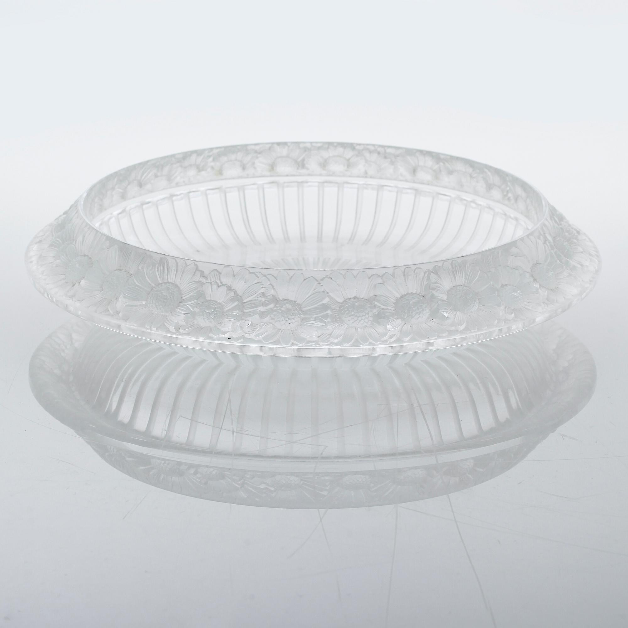 A french Lalique glass bowl from the latter half of the 20th century.