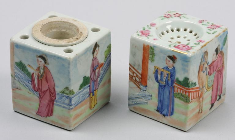 STRÖARE OCH BLÄCKHORN. Porslin. Kina 1800-tal.