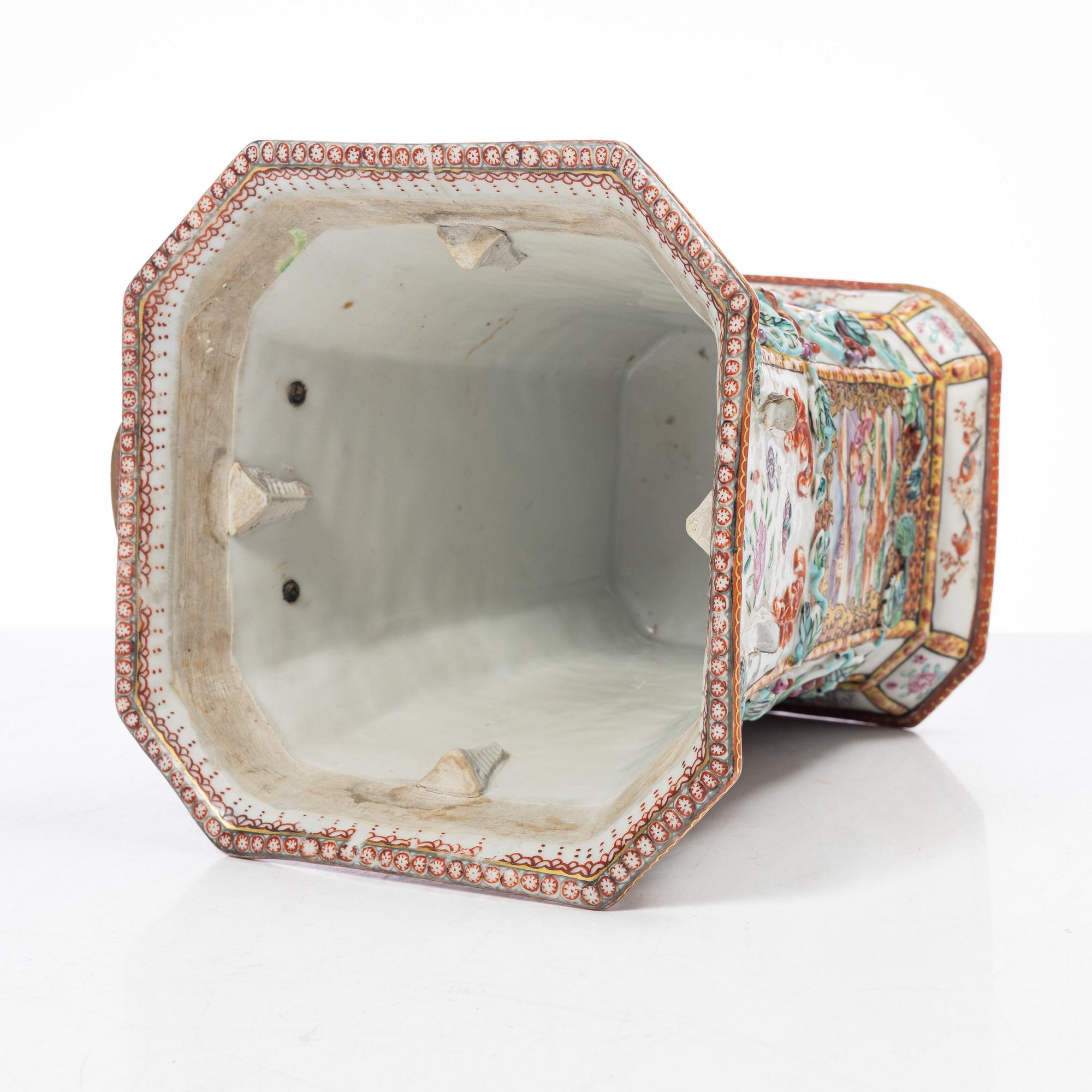 Tulpanvas, porslin, s.k. 'Rockefeller-pattern', Qingdynastin, Qianlong (1736-95).rockefeller.