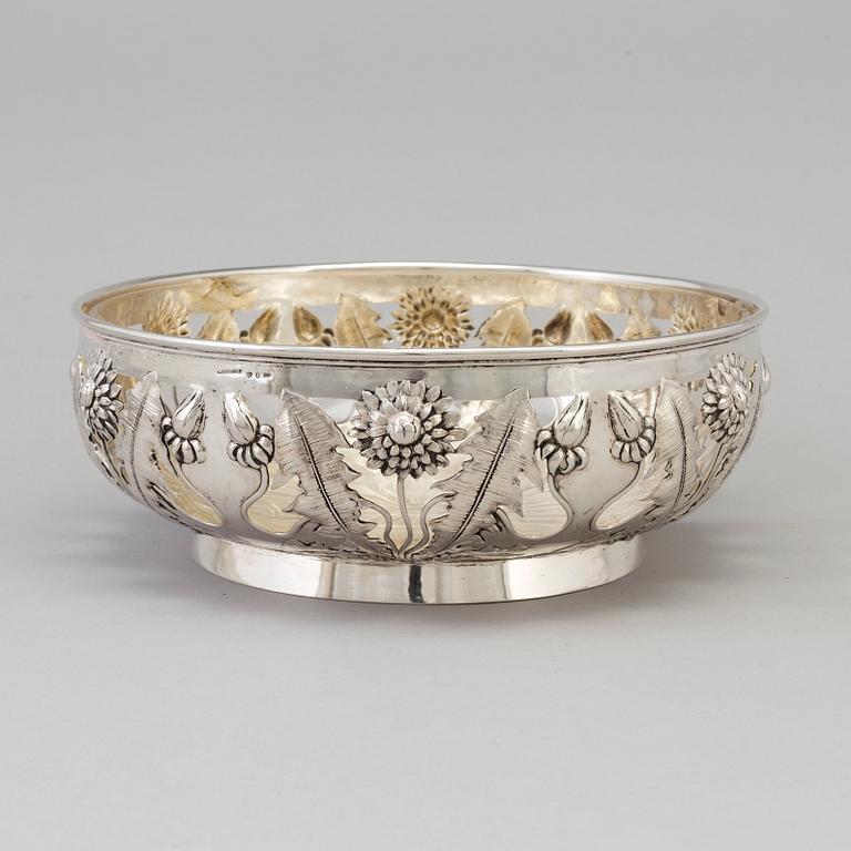 A Swedish Art Nouveau silver bowl with glass insert, decorated with dandelion, maker's mark K Anderson Stockholm 1906.