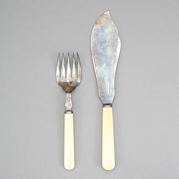 FISKBESTICK, silver och ben, Atkin Brothers, Sheffield, 1918. Total vikt ca 258 gram.