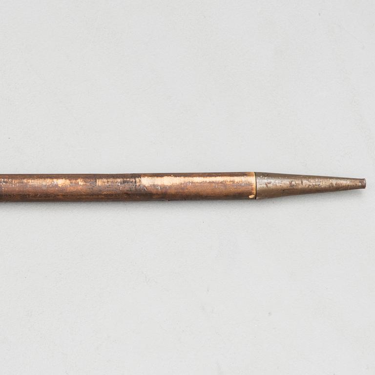 HILLEBARD, trä och järn, 1900-tal.