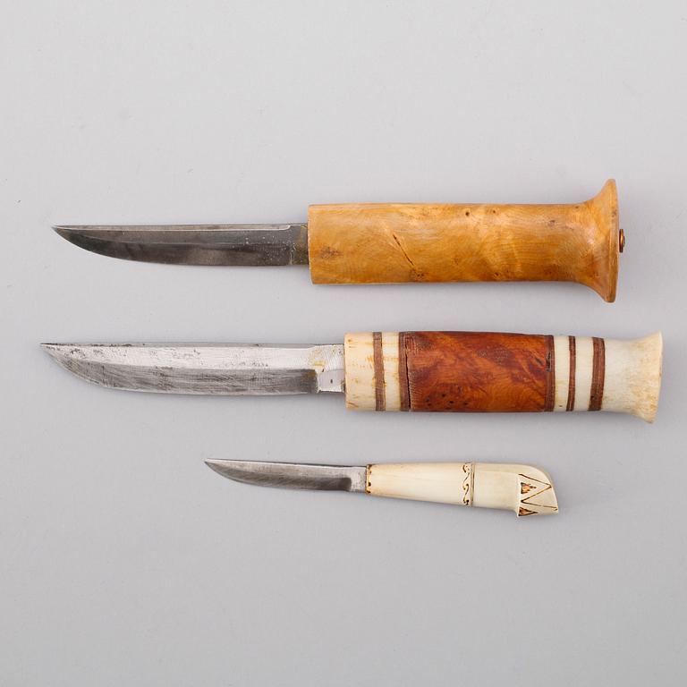 SAMEKNIVAR, 3 st, ben, trä och läder, 1900-talets mitt.