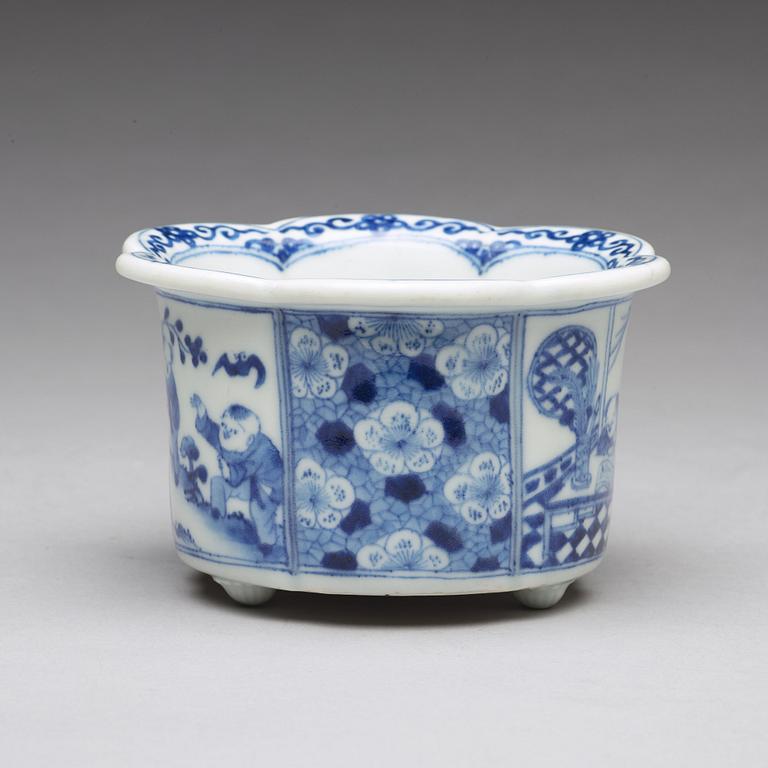 A blue and white pot/censer, Qing dynasty, circa 1700.