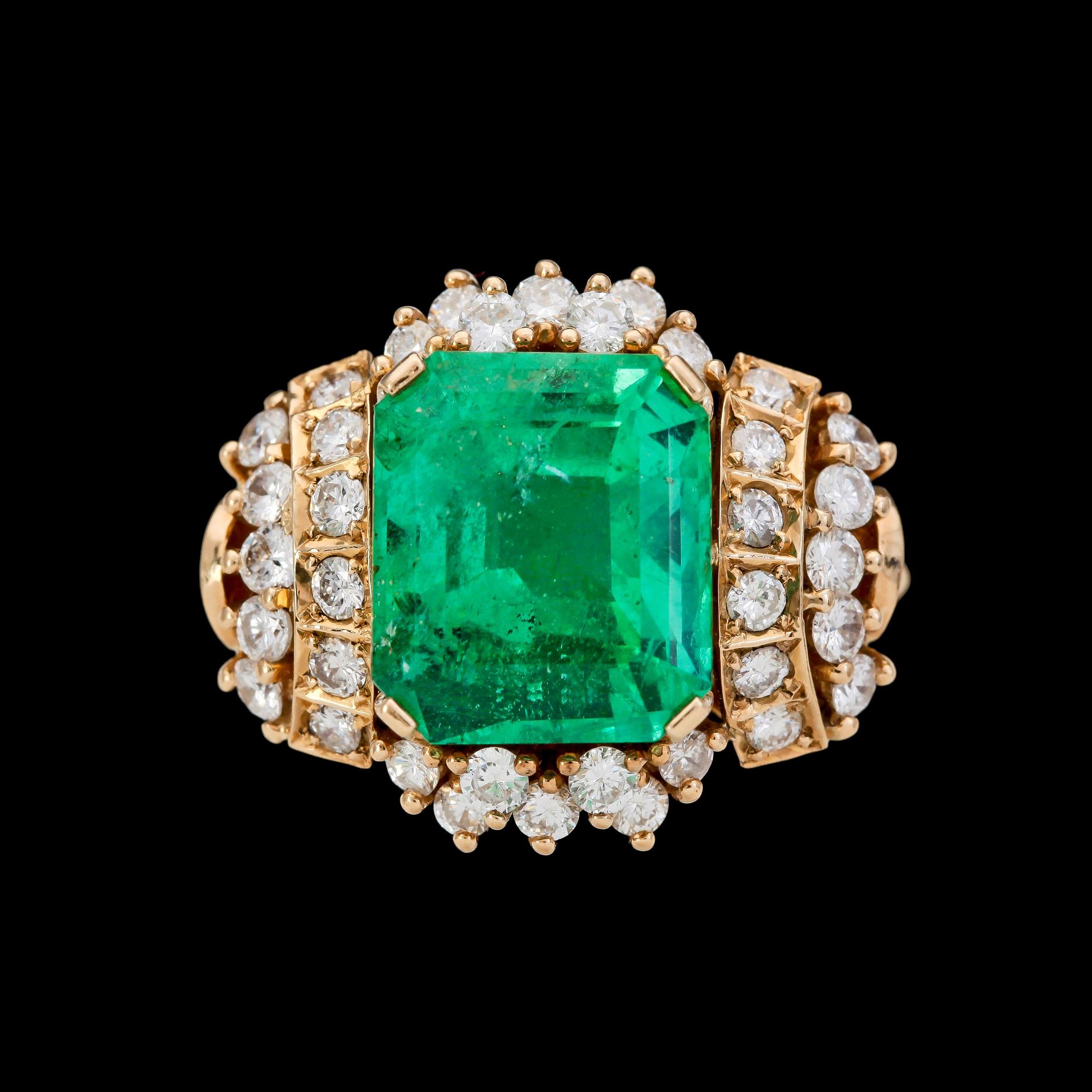 An emerald, app 5 cts, and brilliant cut diamond ring, tot. app. 1.20 cts.