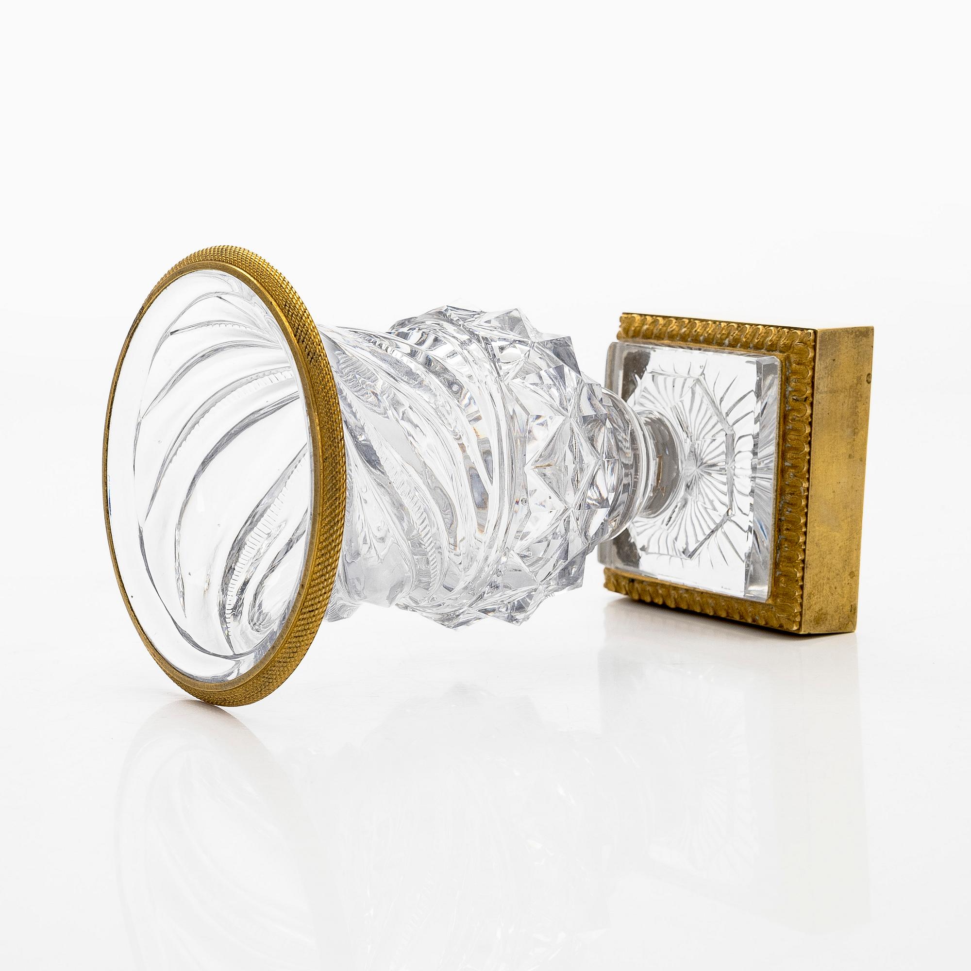 Maljakko, kullattu messinki, hiottu lasi, 1800-luvun puoliväli.