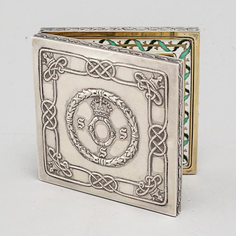 A silver medal and case, case from C G Hallberg in Stockholm 1899.