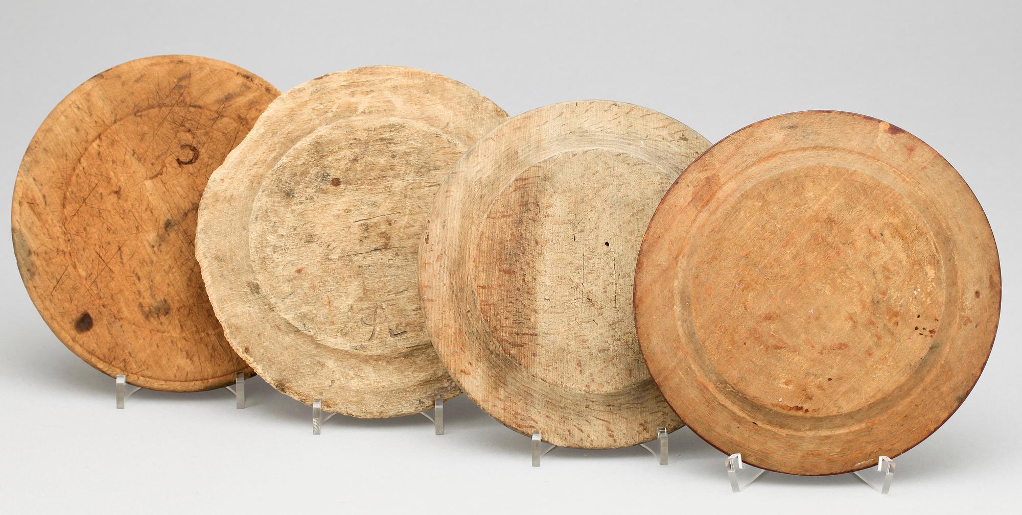 TALLRIKAR, 4 st, trä, allmoge, 1800-tal.