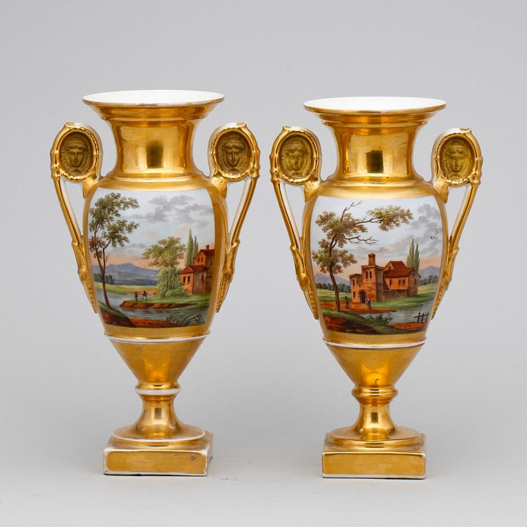 URNOR, ett par, porslin, Europa, senempire, omkring 1800-talets mitt.