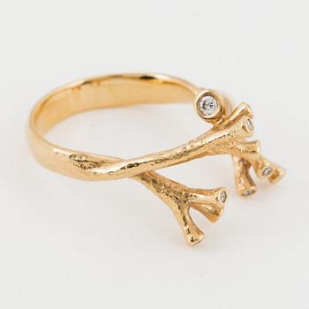 PER BORUP, "Twigs Changeling" ring med diamanter och fasettslipade kulor av kalcedon och karneol.