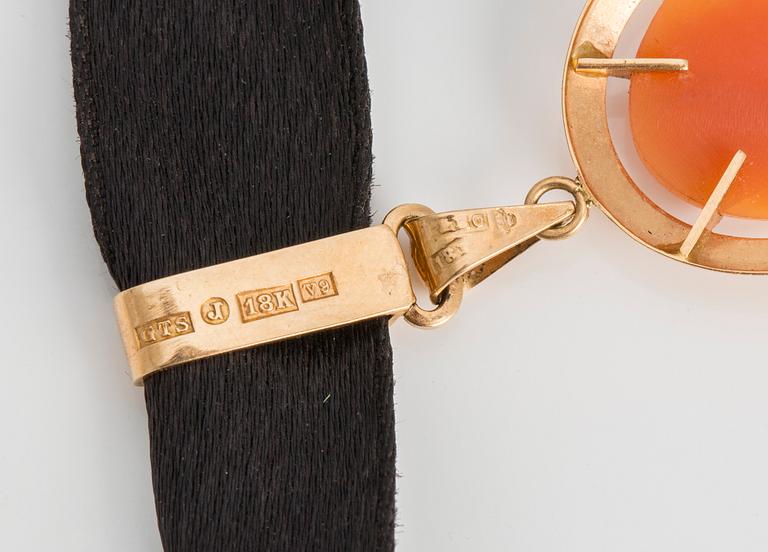 A shell cameo with 18K gold frame. Guldsmedjan, Jönköping, 1971.