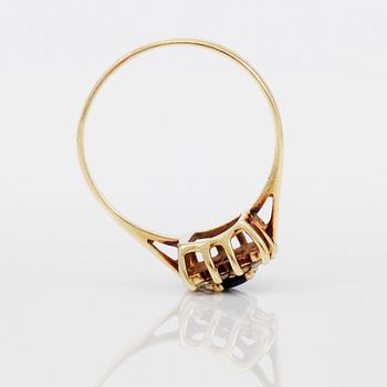 RING,  14K guld, diamanter samt safir.