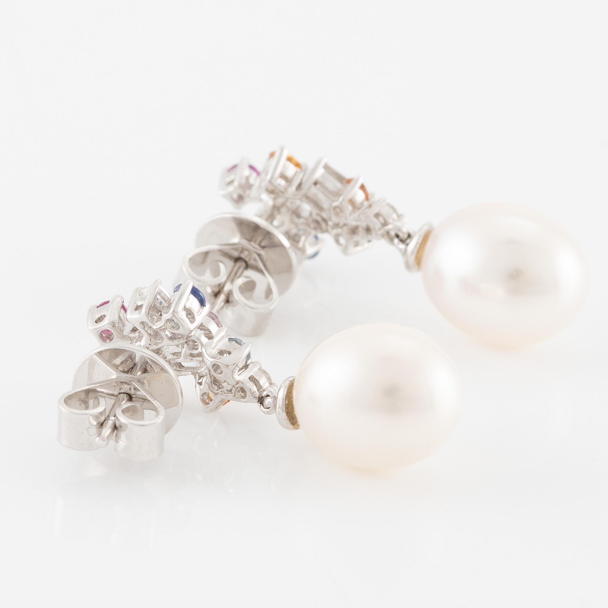 Örhängen, ett par, 18K vitguld med odlade sötvattenspärlor, flerfärgade safirer och diamanter.
