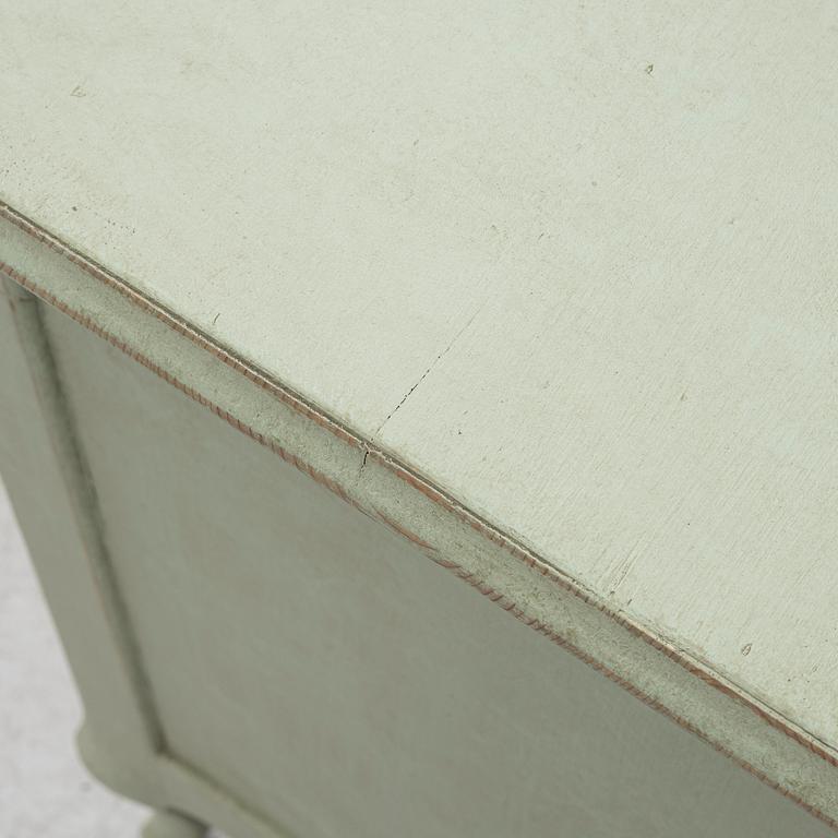Chest of drawers, early 20th century.