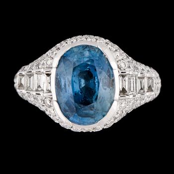 1308. RING, fasettslipad blå safir, 4.96 ct och briljantslipade diamanter, tot. ca 1.50 ct.