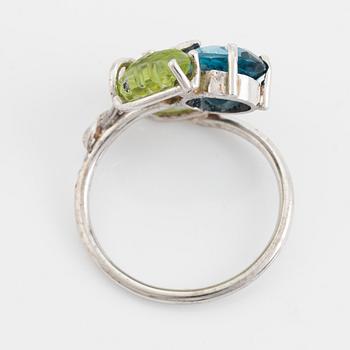 Ring med blå topas och skuren peridot löv, briljantslipad diamant.