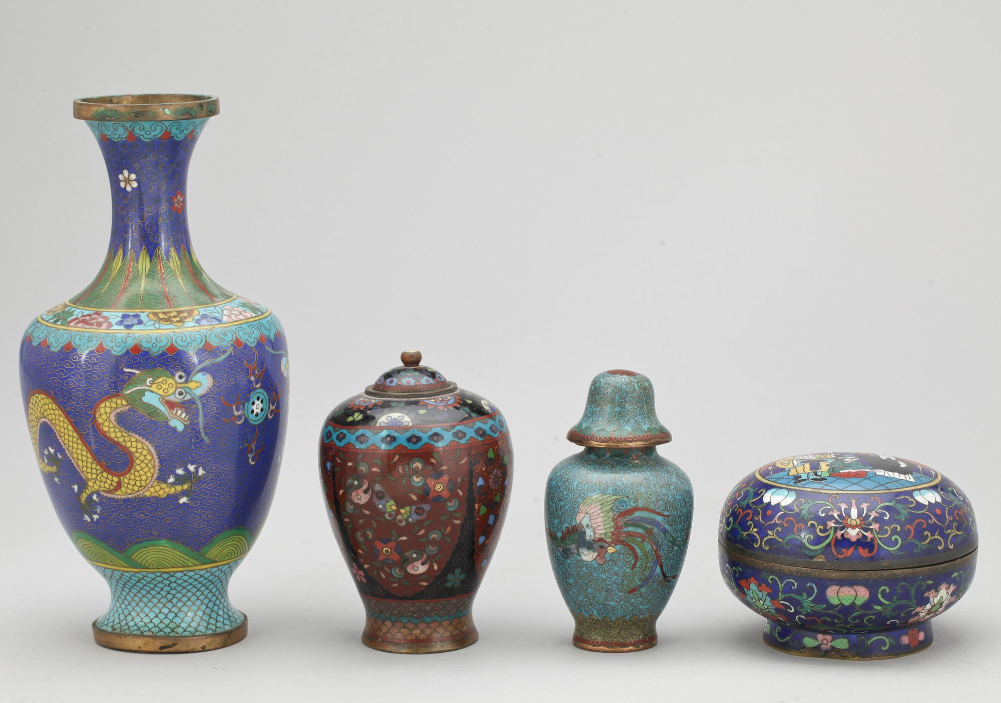 PARTI CLOISONNEFÖREMÅL, 4 delar, Kina, Japan, Persien, 1900-tal.