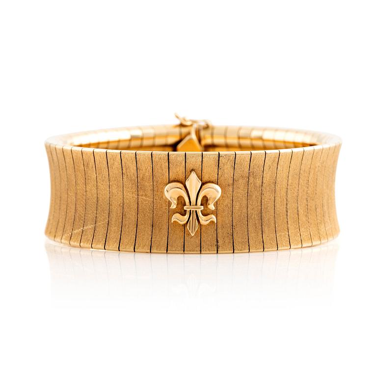 An 18K gold bracelet.