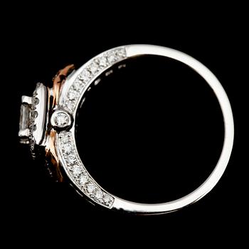 RING, 14 k vitguld, briljant och princesslipade diamanter, total ca 1,25 ct.