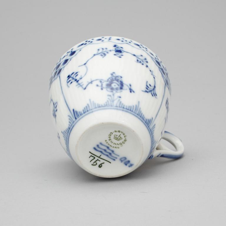 SERVISDELAR, 27 delar, "Musselmalet", Royal Copenhagen, 1900-talets.