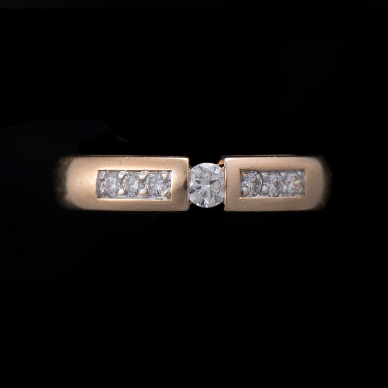 RING, 18K guld, briljantslipade diamanter. Vikt ca 4,5 g.