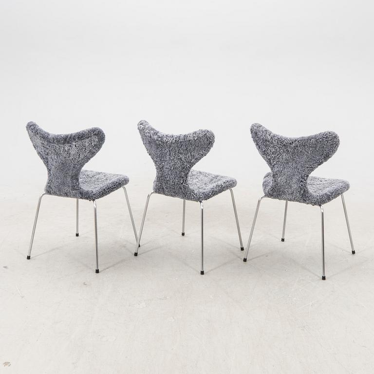 Arne Jacobsen, a set of six "Måsen/Liljan" sheepskin chairs from Fritz Hansen Denmark.