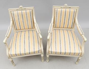 KARMSTOLAR, 2 st, gustaviansk stil, 1800-talets första hälft respektive 1900-talets första hälft.