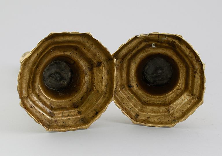 LJUSSTAKAR, 1 par, mässing, barock, 1700-tal.