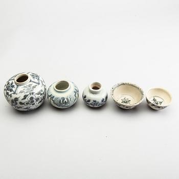 A group of blue and white porcelain, Sawankhalok, 15th/16th Century. (5 pieces).