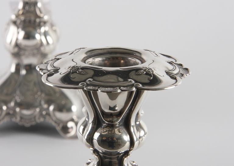 LJUSSTAKAR, ett par, silver, GAB 1949, barockstil.