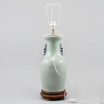 BORDSLAMPA, porslin, Kina, sekelskiftet omkring 1900.