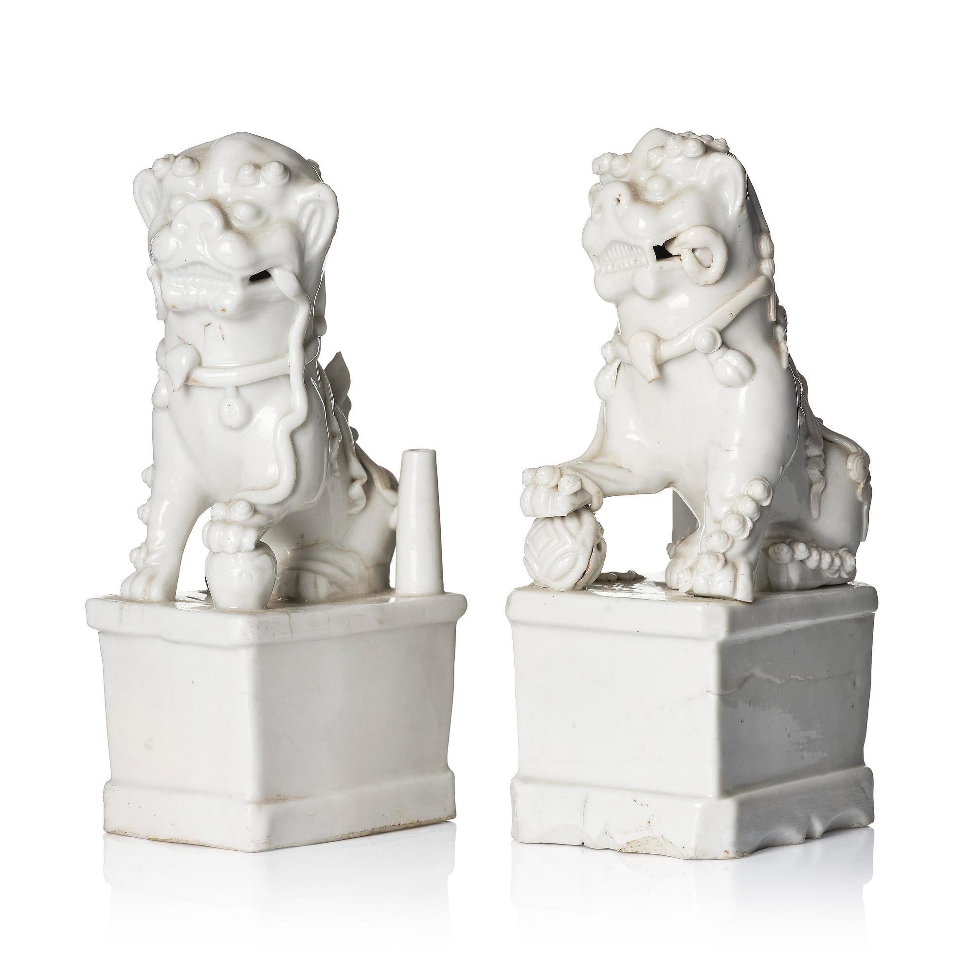 Two blanc de chine figures of buddhist lions/joss stick holders, Qing dynasty, Kangxi (1662-1722).