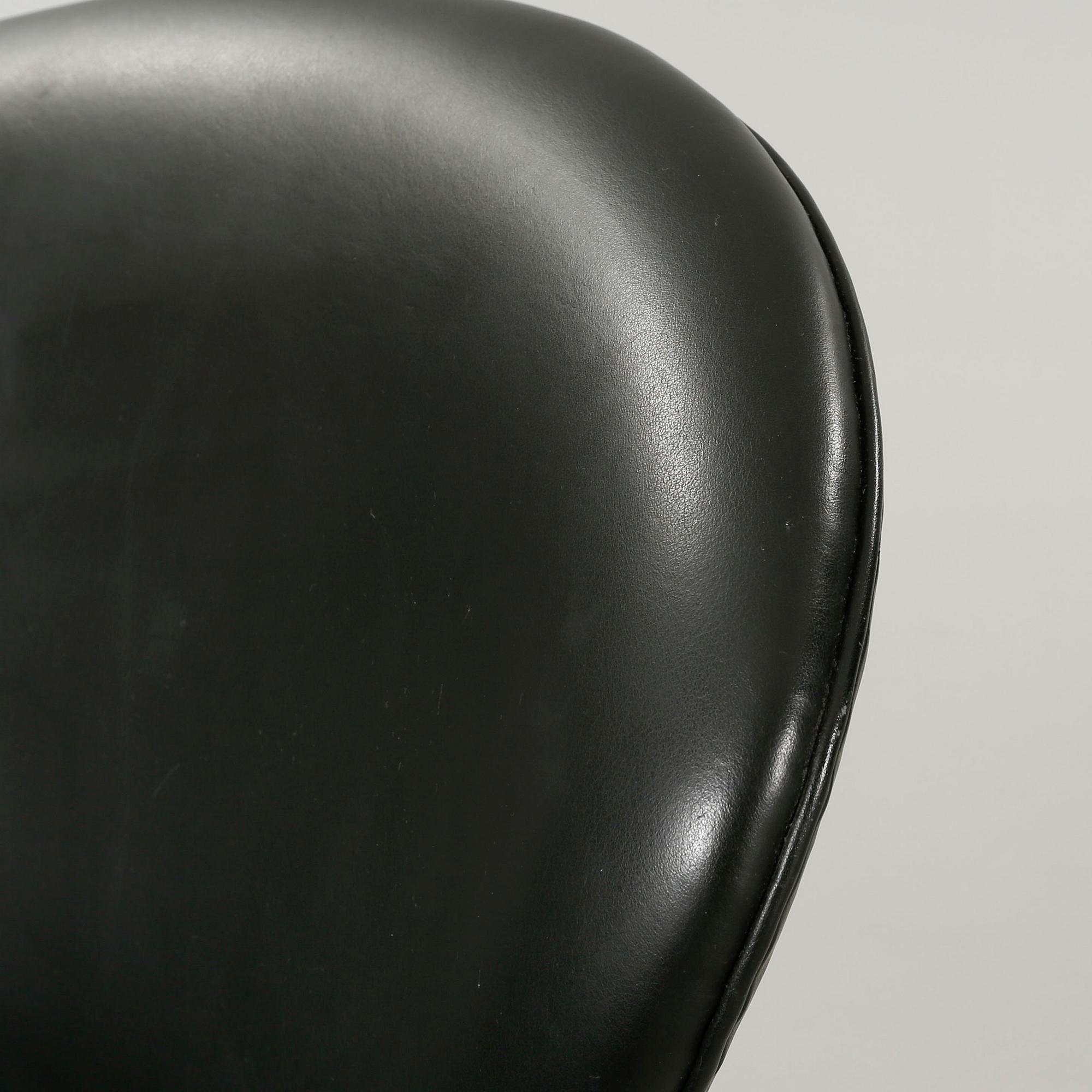 ARNE JACOBSEN, fåtölj, "Svanen", Fritz Hansen, Danmark, 1960-tal.