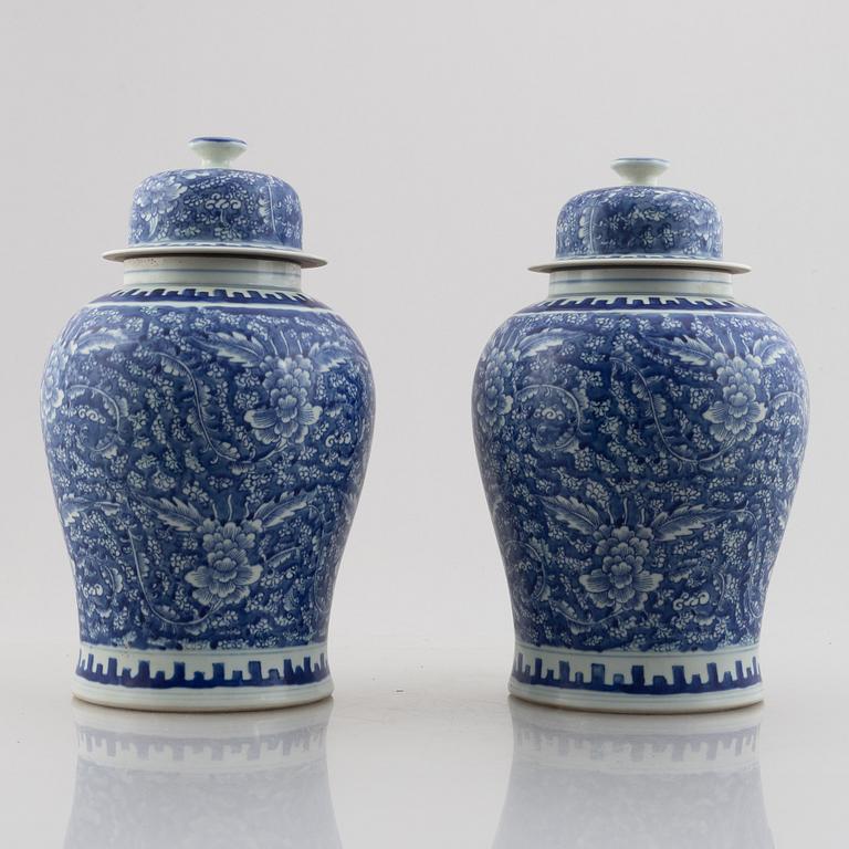 Urnor med lock, ett par, porslin. Qingdynastin, med Kangxis märke.