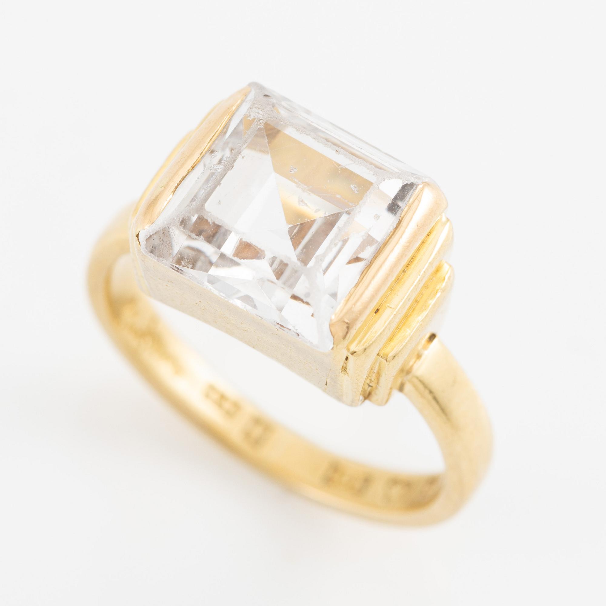 Wiwen Nilsson, ring, 18K guld med fasettslipad bergkristall, Lund 1957.
