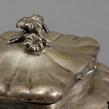 SOCKERSKRIN, silver, 1800-tal, otydliga stämplar, vikt 281 g.