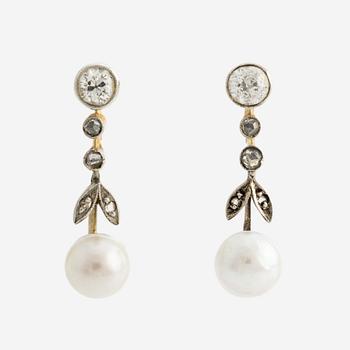 A pair of earrings in 18K gold with cultured half-pearls and old-cut and rose-cut diamonds.