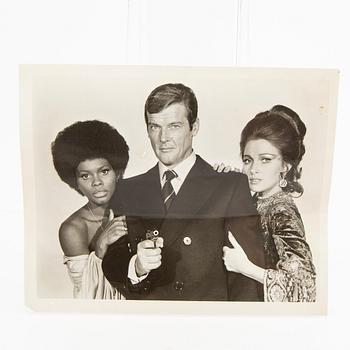 Collector's folder, James Bond, photographs and other clips from, among others, "Dr. No", "Goldfinger", Åskbollen and ot.