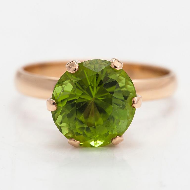 Ring, 14K guld med en modifierad brilliantslipad peridot, Finland 2008.
