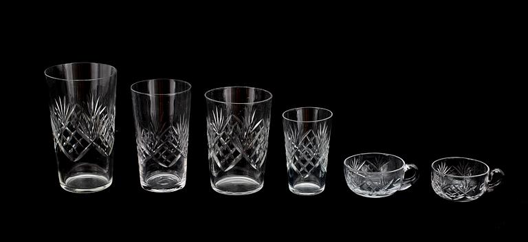 GLASSERVISDELAR, 137 st, Modell Helga, Kosta. 1900-tal.