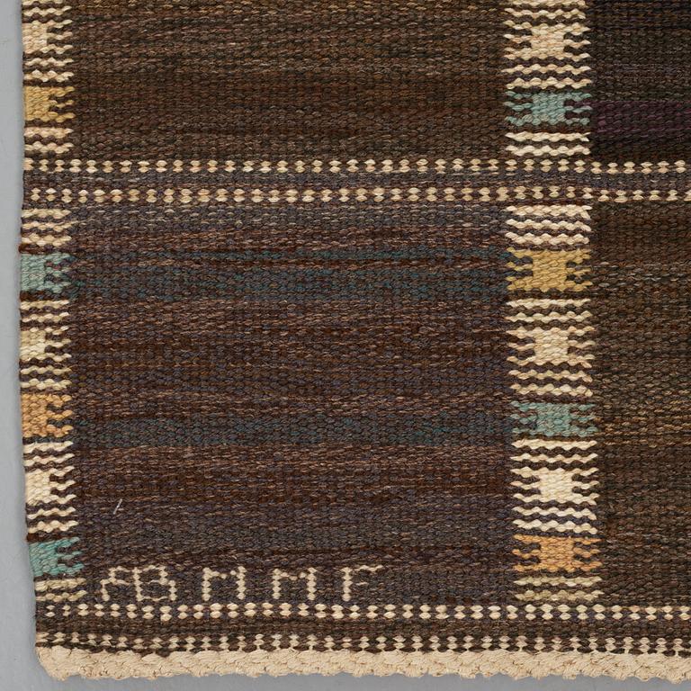 Barbro Nilsson, Matta, "Falurutan mörk", rölakan, ca 278 x 198-202 cm, signerad AB MMF BN.