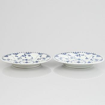 Tallrikar, två stycken, porslin, Royal Copenhagen, "Musselmalet helblond", 1775-1790.