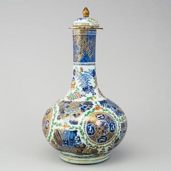 A chinese famille rose medallion and underglazed blue and white vase with cover. Qing dynasty, late 19th century.