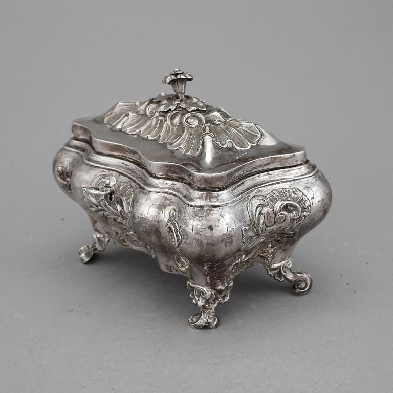 SOCKERSKRIN, silver. Lars Larson & Co, Göteborg 1848. Tidig nyrokoko. Vikt ca 368 gram.