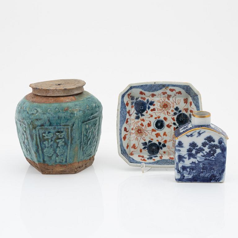 A tea caddy, a jar and a serving dish, Qing dynasty, 18th/19th Century.