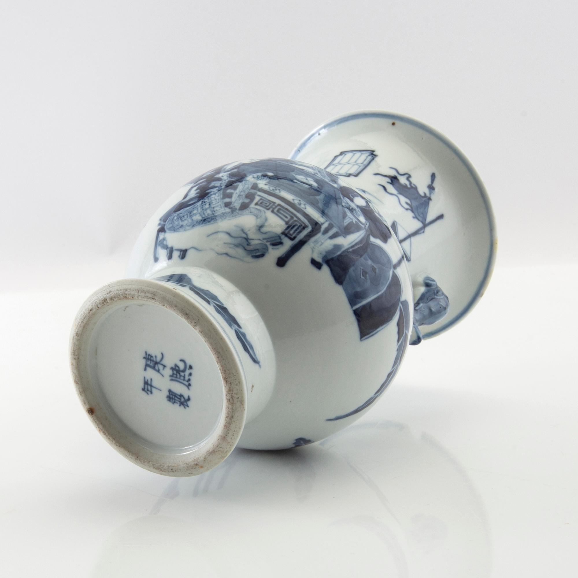 Vase porcelain China late Qing.