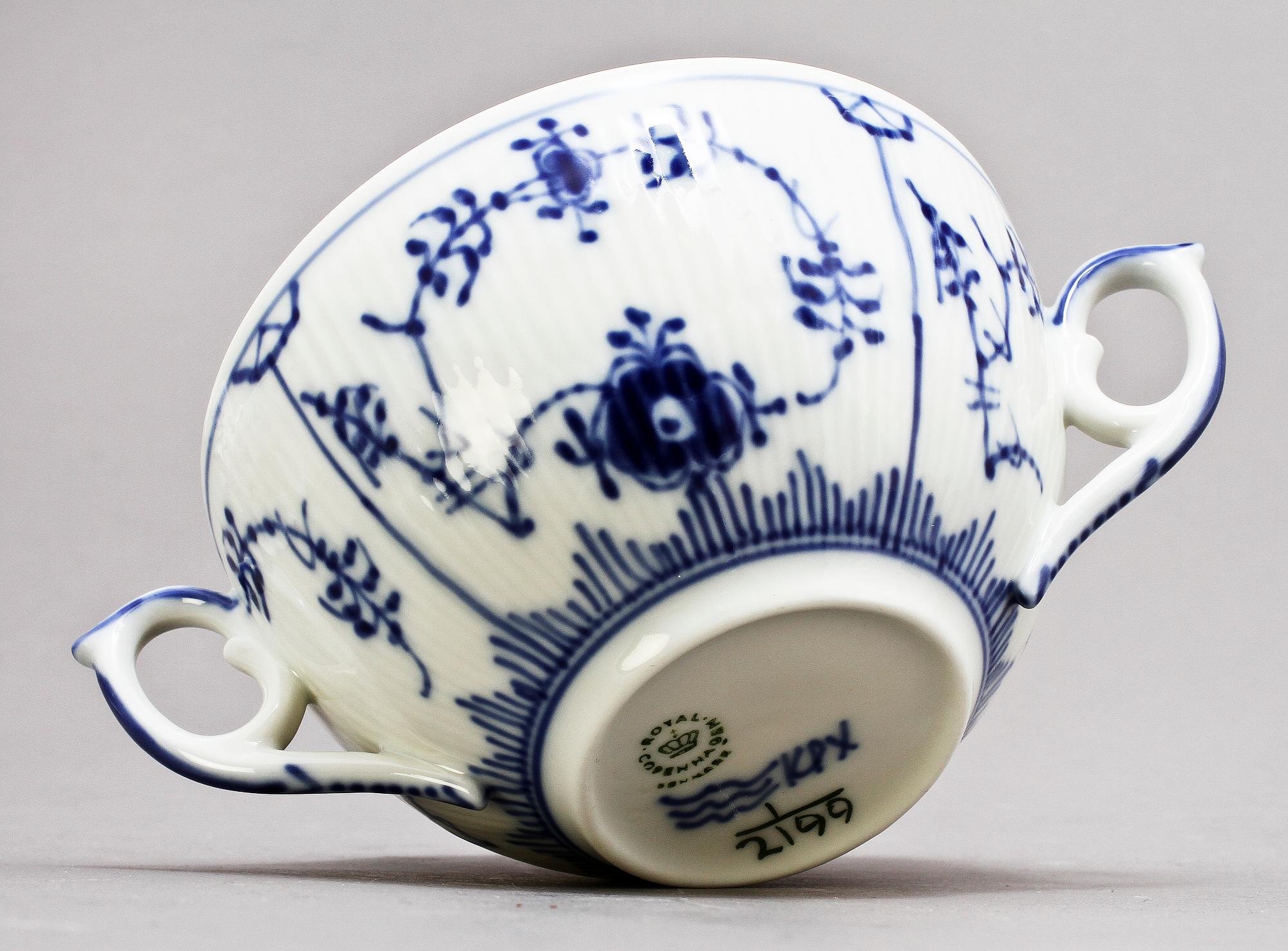 SERVISDELAR, 43 st, porslin, "Musselmalet", Royal Copenhagen.