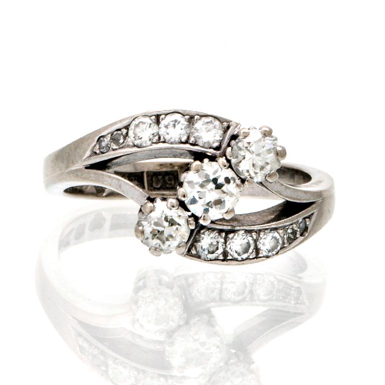 Ring 18K whitegold old, brilliant and single-cut diamonds approx 0,70 ct in total, total weight 6,1 g.