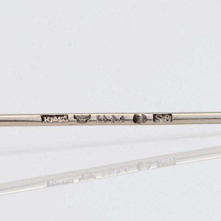 A probably natural saltwater pearl pin.