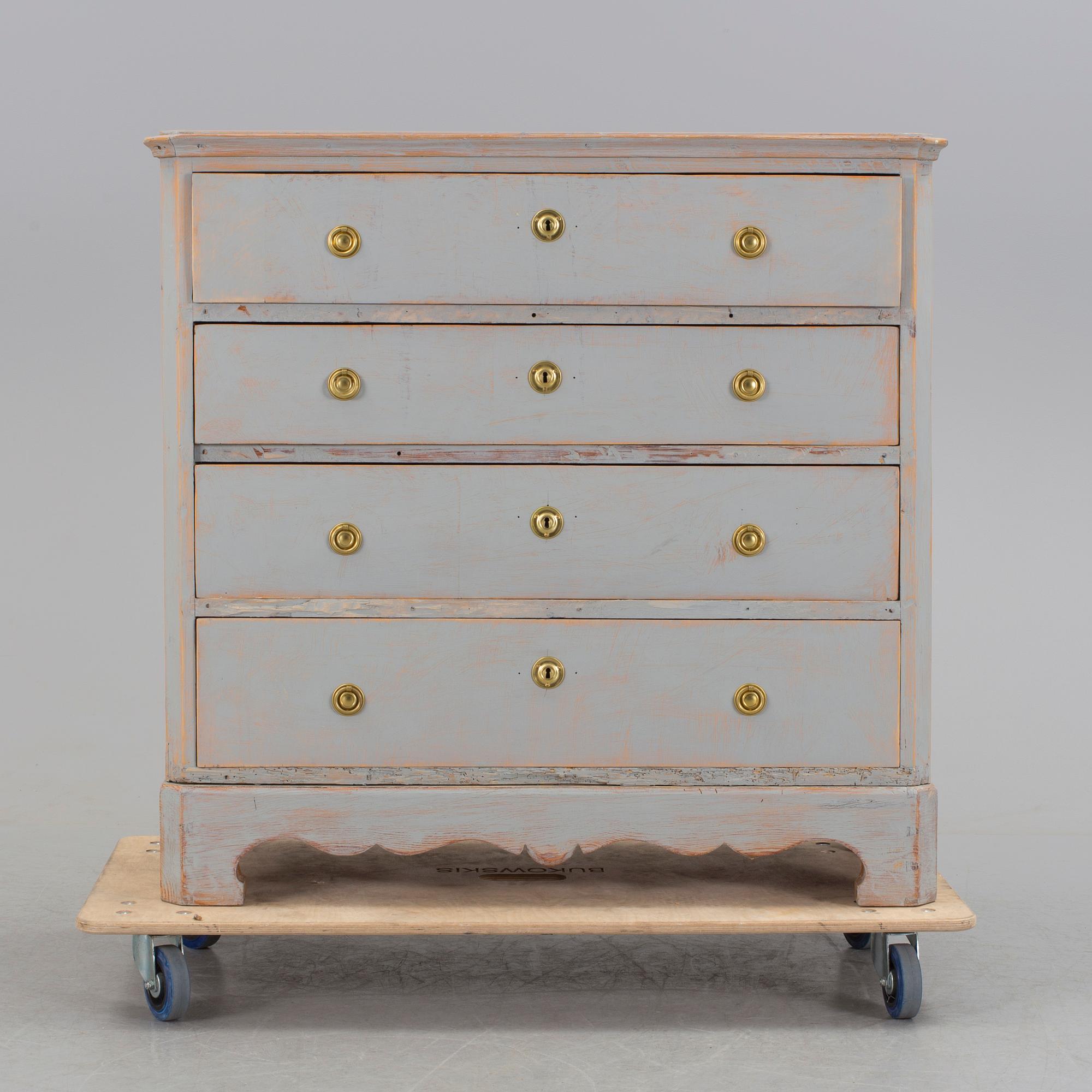 A early 1800s chest of drawers.